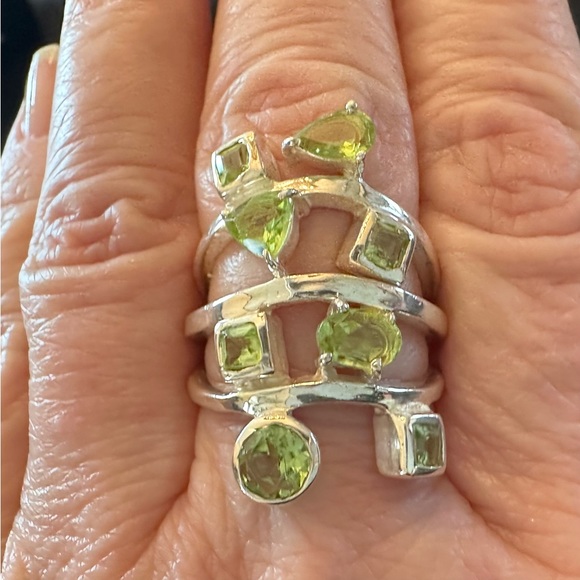 💚💚SEND AN OFFER!!💚💚 Sterling silver ring with green stones. - Picture 2 of 7